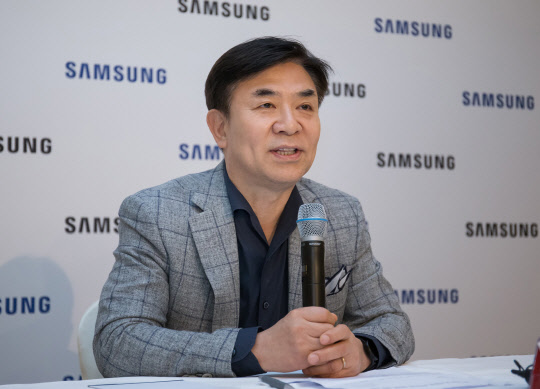 김현석 삼성전자 CE(소비자가전) 부문 대표이사 사장이 5일(현지시간) 유럽 최대 가전 전시회 IFA 2019가 열릴 예정인 독일 베를린의 한 호텔에서 기자간담회를 열고 올 하반기 소비자 맞춤형 혁신가전 2종 이상을 출시할 계획이라고 소개하고 있다. <삼성전자 제공>